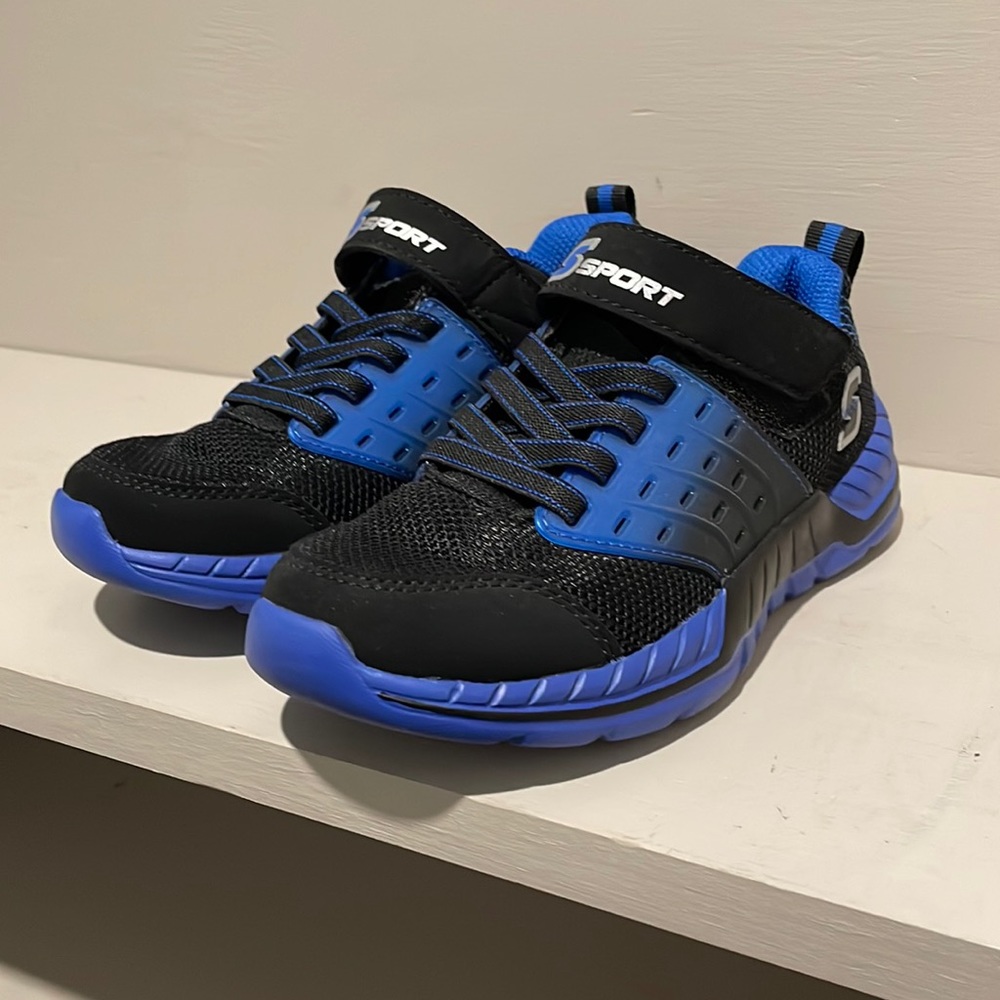 Boys sketchers tennis shoes size 1